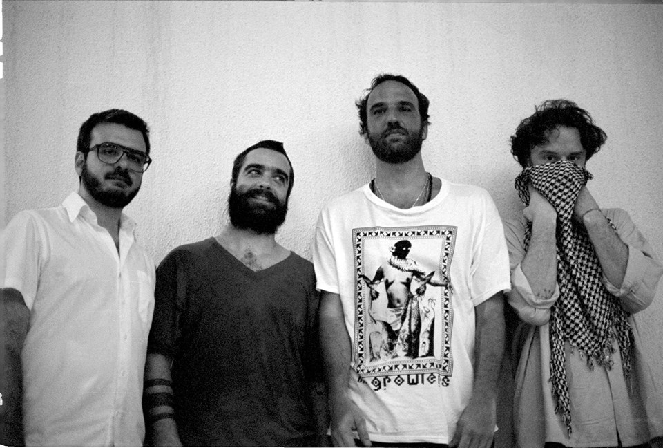 Primeiro e maior sucesso da banda carioca Los Hermanos, a Anna Júlia realmente existiu. Ela estudava jornalismo na PUC-Rio, onde a banda deu os primeiros passos para o estrelato. A música foi feita inspirada em um produtor da banda que era apaixonado pela garota.