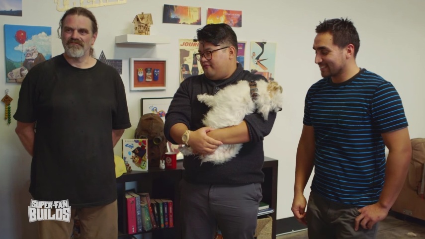 O programa Super-Fan Buildings  construiu uma casa de cachorro para a cadelinha Dug no formato da casa do personagem Fredricksen, de Up!