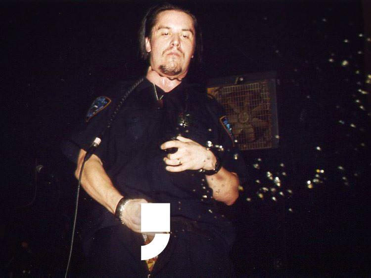 Esse é louco de pedra. Mike Patton, do Faith No More, certa vez em um show de sua outra banda, o Tomahawk, sacou seu pênis pra fora e fez xixi na cabeça de um segurança. Porém, tudo foi revelado que o membro era de borracha. Brincadeirinha, né?