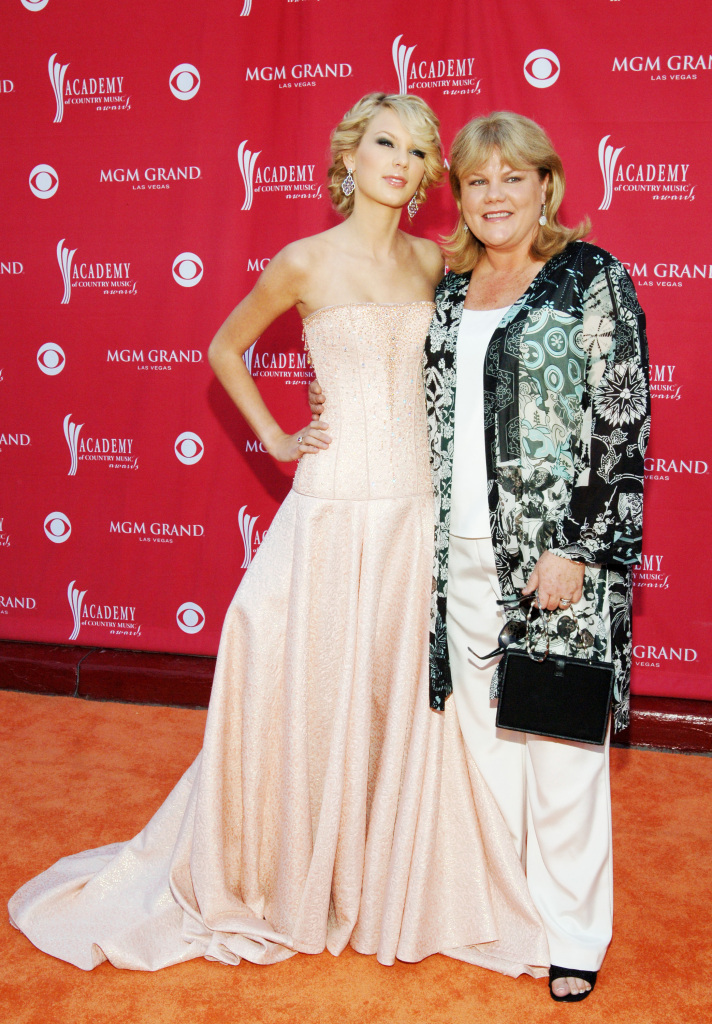  Andrea Swift e sua mãe, Taylor Swift 