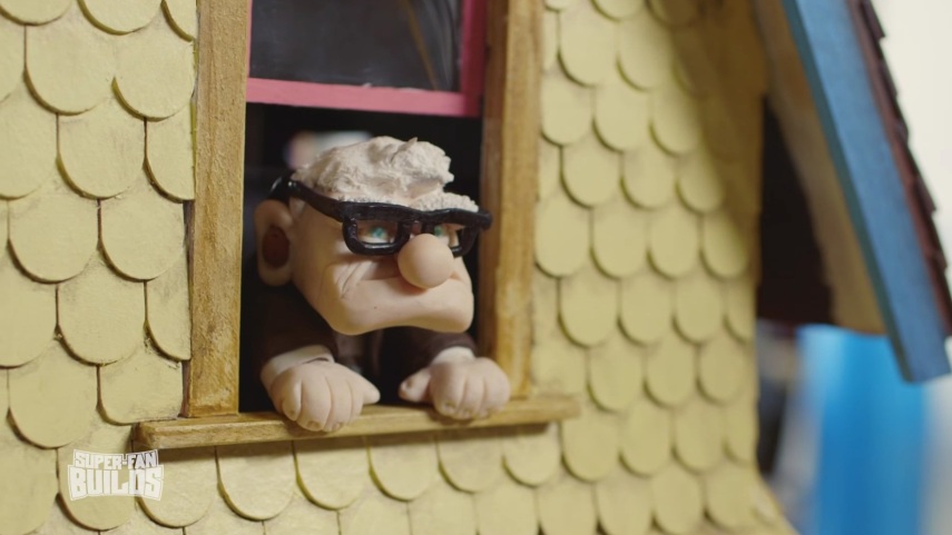 O programa Super-Fan Buildings  construiu uma casa de cachorro para a cadelinha Dug no formato da casa do personagem Fredricksen, de Up!