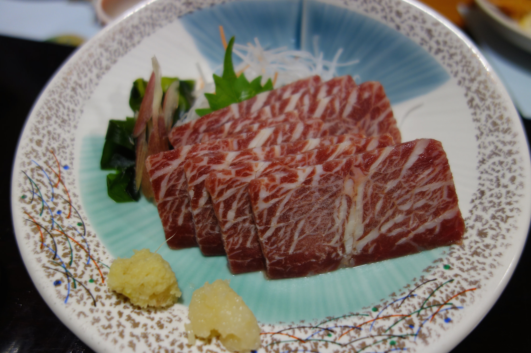 O nome desse prato, no Japão, é até poético. Pode ser traduzido como 'carne de flor de cerejeira'. No entanto, parece meio estranho mandar goela adentro carne crua de cavalo, né?