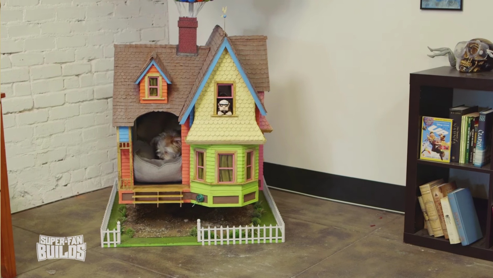 O programa Super-Fan Buildings  construiu uma casa de cachorro para a cadelinha Dug no formato da casa do personagem Fredricksen, de Up!