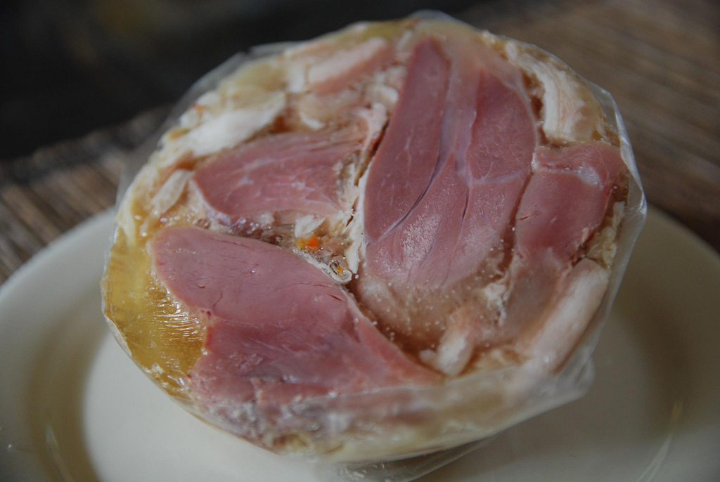 O embutido, popular na Europa, é feito de carne de cabeça cozida (seja de bezerro ou de porco). Gelatina é usada para dar liga à maçaroca. Suas origens remontam à idade medieval, quando era feita por campesões.