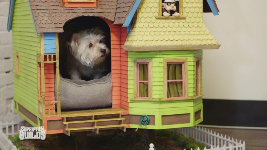 O programa Super-Fan Buildings  construiu uma casa de cachorro para a cadelinha Dug no formato da casa do personagem Fredricksen, de Up!