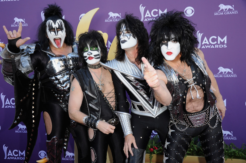 Neste mesmo dia 24 de fevereiro, o Kiss fez um show em Londres para 800 mil pessoas