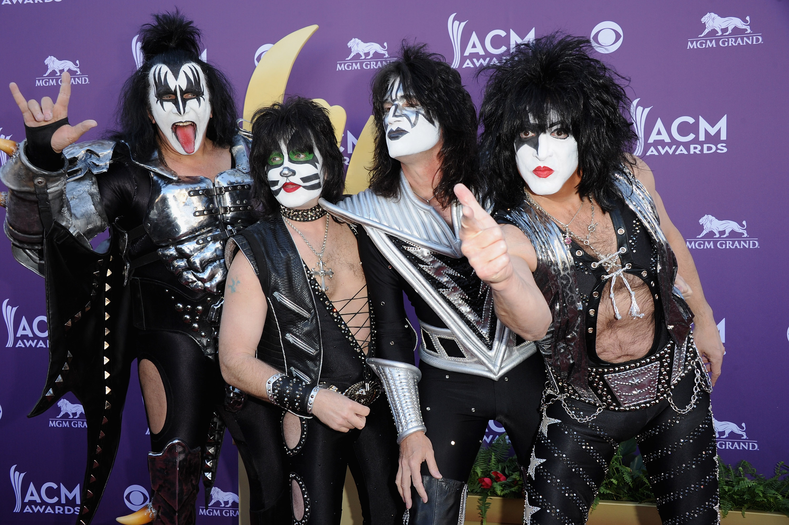 Neste mesmo dia 24 de fevereiro, o Kiss fez um show em Londres para 800 mil pessoas