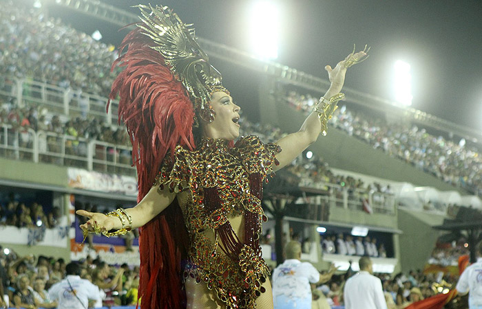 Claudia Raia brilha muito como madrinha da bateria da Beija-Flor, em 2013