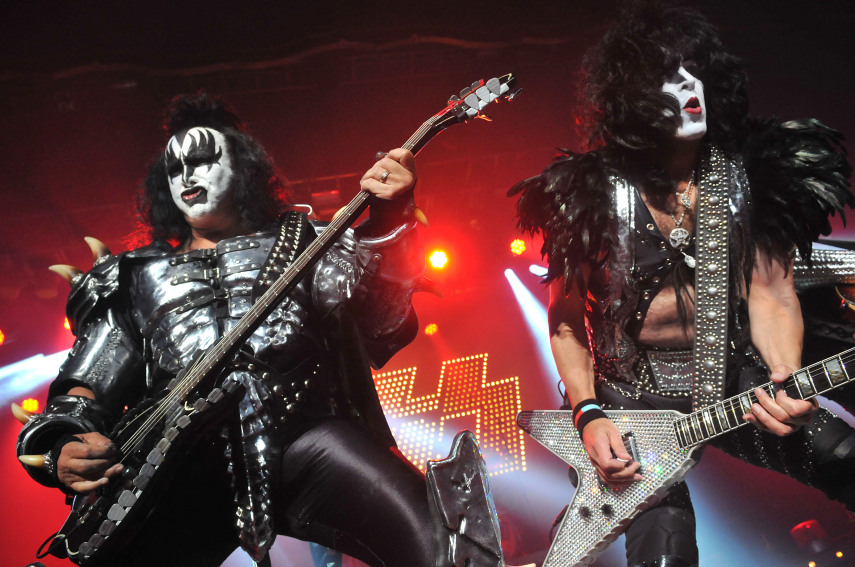Bem mais fácil que Gene Simmons. Embaçado é se o calor fizer derreter tudo