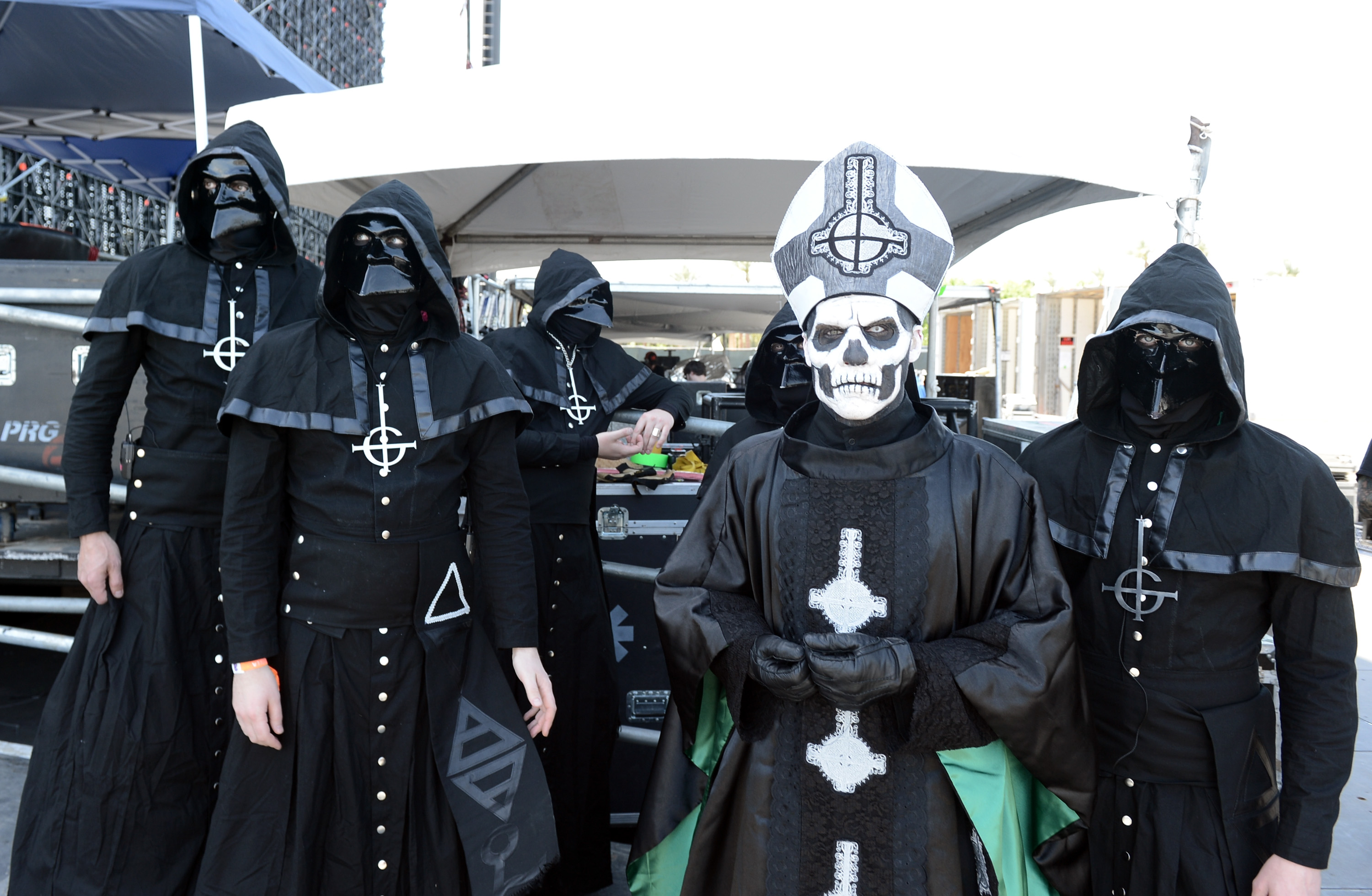 Outro make que corre sério risco de ficar cagado no calorrrr é do Papa Emeritus III, do Ghost B.C.