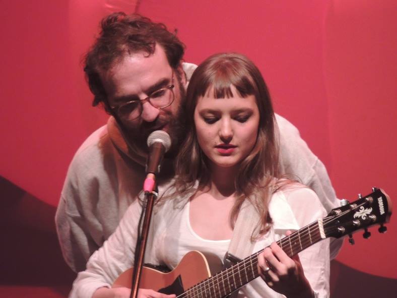 Caberá ao nosso amor o eterno ou o não dá / Pode ser cruel a eternidade / Eu ando em frente por sentir saudade