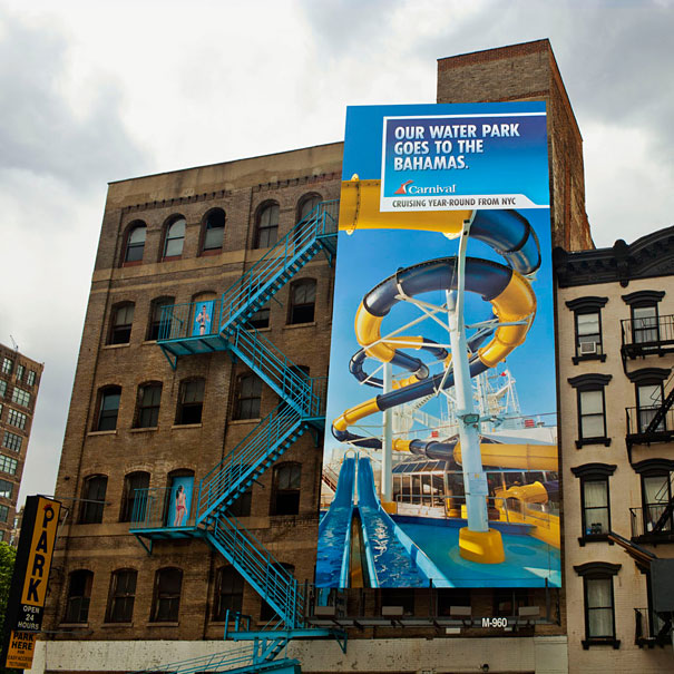 Um parque aquático no meio de um cenário cinza de Nova York