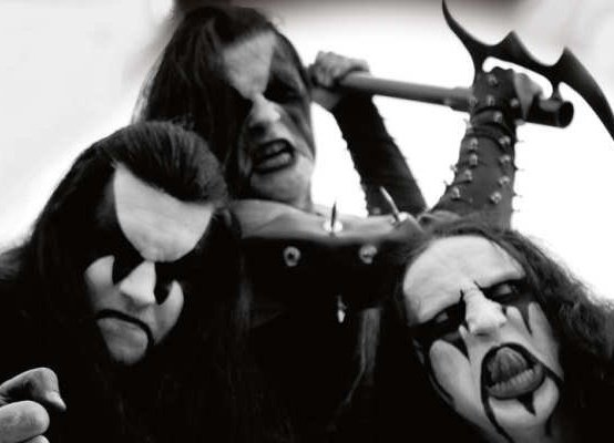 Só os entendedores do black metal entenderão sua fantasia de Immortal. Não esqueça de fazer uma foice. Nessa caso, você também pode usar seu pau de selfie