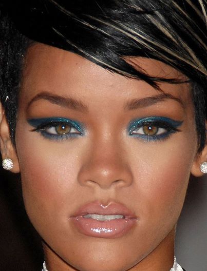 RiRi é 100% inspiração para o nosso make do dia a dia, como esse em que usa um delineado azul turquesa e um pouquinho de gliter só no cantinho dos olhos, rente ao canal lacrimal. Pura classe!