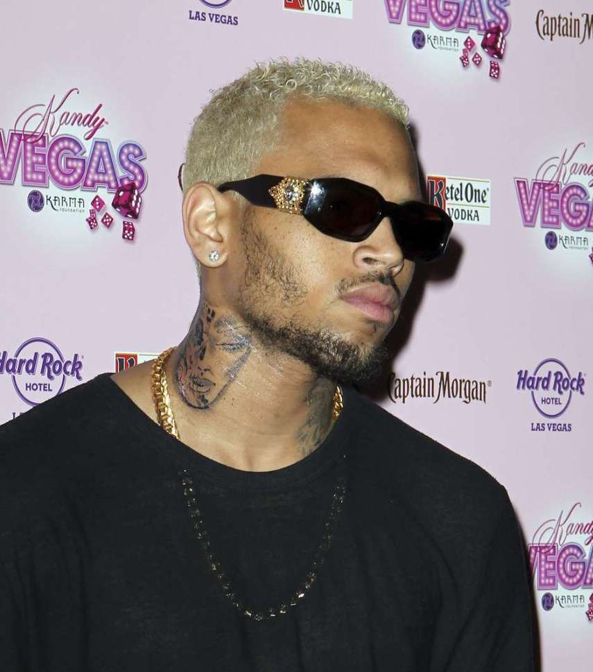 Até o ex de RiRi, Chris Brown, fez uma tattoo no pescoço inspirada na cantora, embora ele negue isso. Mas o desenho é A CARA dela!