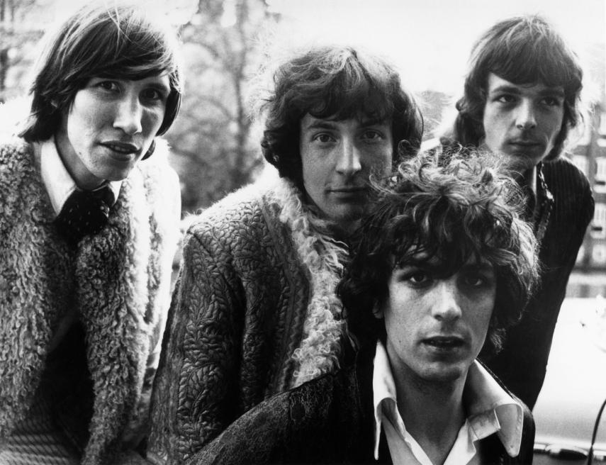 Syd Barrett, do Pink Floyd, abandonou a carreira e voltou a morar com a mãe. Ele morreu em 2006. quando seus dias de glória ficaram para trás. Da esq. para dir., Roger Waters, Nick Mason, Syd Barrett e Rick Wright.  