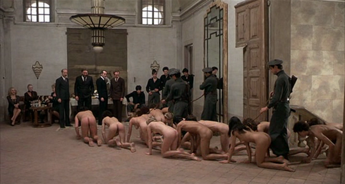 O filme foi baseado na obra do pai do SM (ou pelo menos do S), o Marquês de Sade - seu nome originou os termos sádico, sadismo. Na adaptação da história, um grupo de adolescentes é sequestrado por burgueses italianos, para servirem como escravos sexuais em plena 2ª Guerra