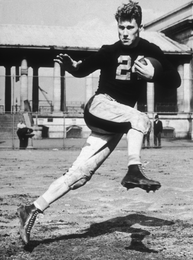 Running back com mais jardas percorridas na NFL em 1938 e 1940, Byron White atuou em apenas três temporadas pela liga, pois se alistou na Marinha norte-americana para a Segunda Guerra Mundial. Formado em direito na Oxford, o ex-jogador trabalhou como advogado por 15 anos até ser indicado para a Suprema Corte dos Estados Unidos pelo então presidente John Kennedy, em 1962