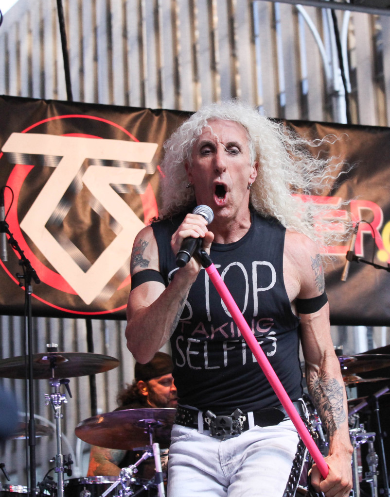 Você pode usar seu pau de selfie rosa pra fazer o mic do Dee Snider do Twisted. Fkdk