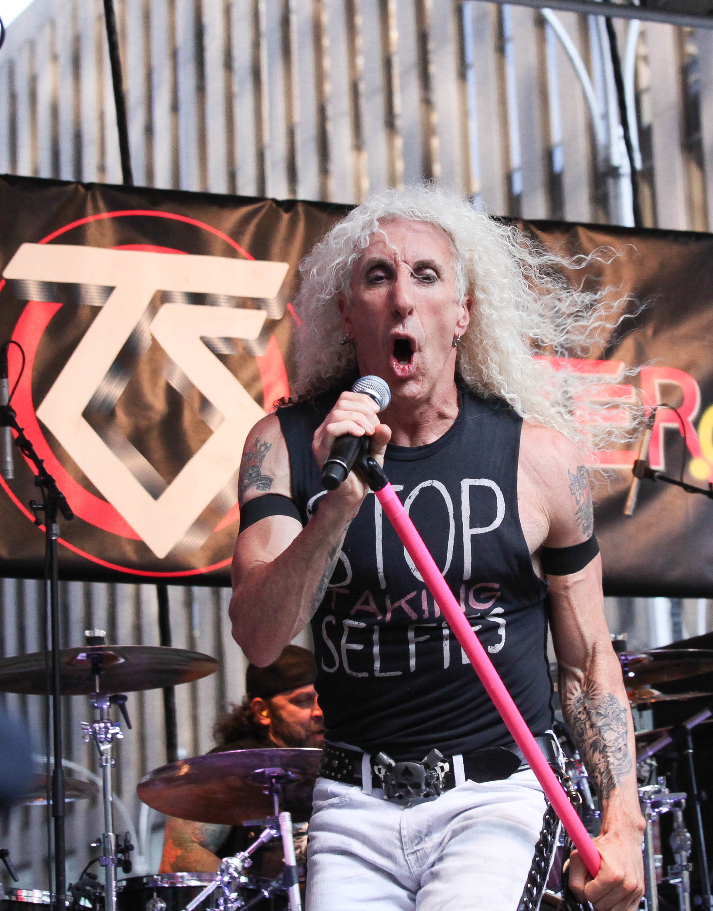 Você pode usar seu pau de selfie rosa pra fazer o mic do Dee Snider do Twisted. Fkdk