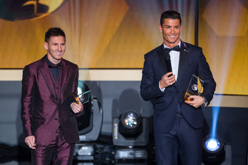 Messi apostou em um terno bastante diferente durante a entrega do prêmio de melhor do mundo, enquanto Cristiano Ronaldo foi no convencional. Os dois, contudo, poderiam desfilar