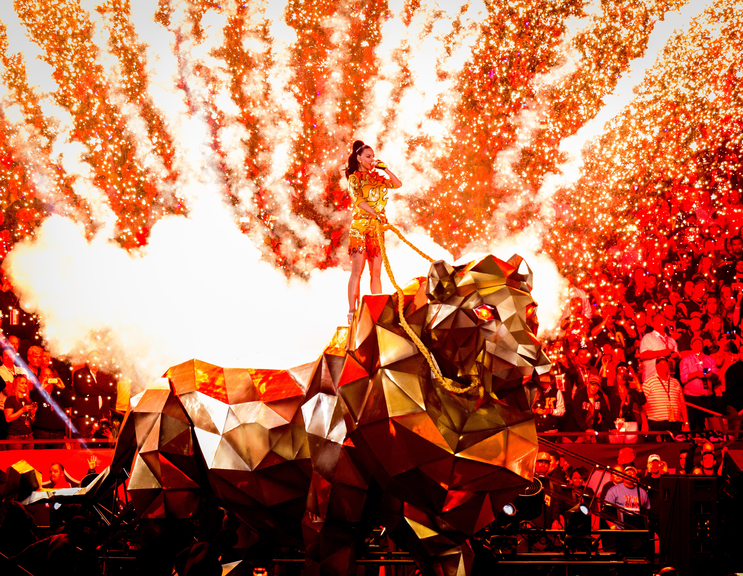 GLENDALE, AZ - FEBRUARY 01:  Recording artist Katy Perry performs onstage during the Pepsi Super Bowl XLIX Halftime Show at University of Phoenix Stadium on February 1, 2015 in Glendale, Arizona.  (Photo by Christopher Polk/Getty Images)