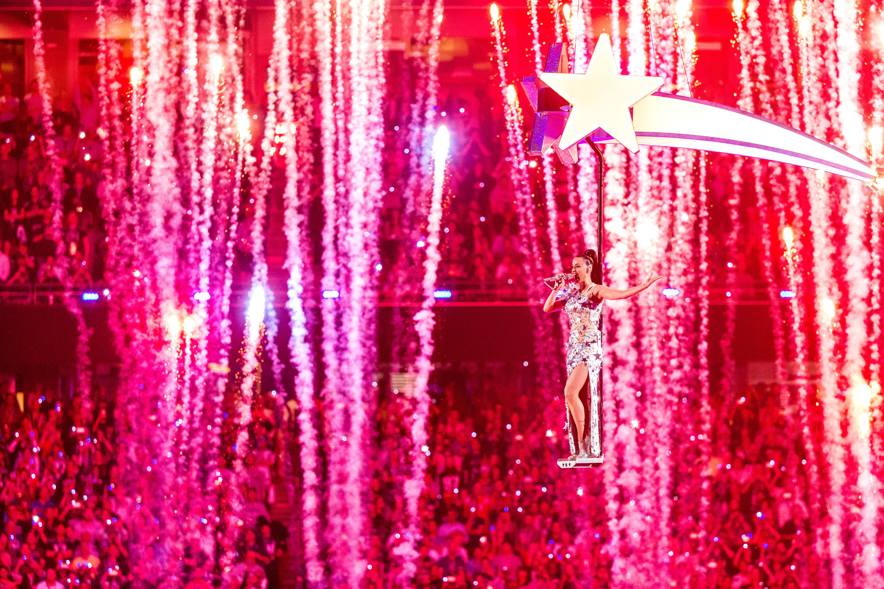 GLENDALE, AZ - FEBRUARY 01:  Recording artist Katy Perry performs onstage during the Pepsi Super Bowl XLIX Halftime Show at University of Phoenix Stadium on February 1, 2015 in Glendale, Arizona.  (Photo by Christopher Polk/Getty Images)