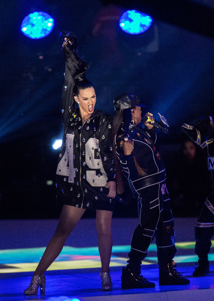 Katy Perry durante o show do intervalo em Glendale, Arizona, no Phoenix Stadium