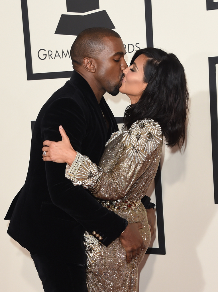 Só faltou apertar a bunda da Kim no tapete vermelho do Grammy. Não, espera...