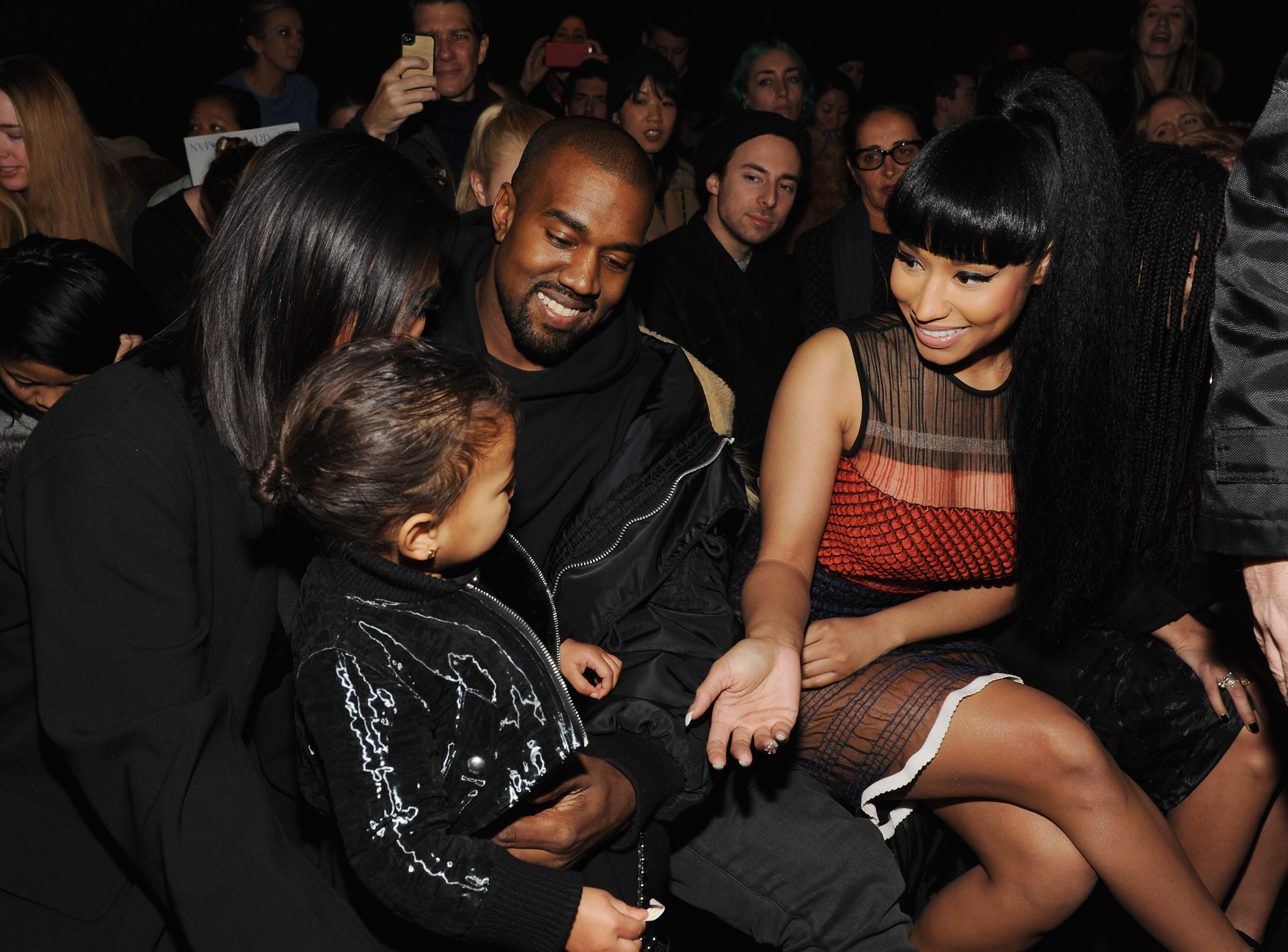 "Oi, eu sou a Nicki. Quer aprender a dançar Anaconda?"
