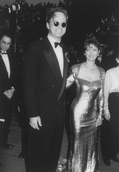 Outra situação parecida ocorreu no Oscar de 1993. O então casal Susan Sarandon e Tim Robbins, famoso por seu ativismo político, subiu ao palco para apresentar um prêmio e acabou aproveitando para criticar o governo dos EUA. Susan e Tim falaram sobre os 267 haitianos soropositivos que estavam presos em Guantánamo, e o clima pesou