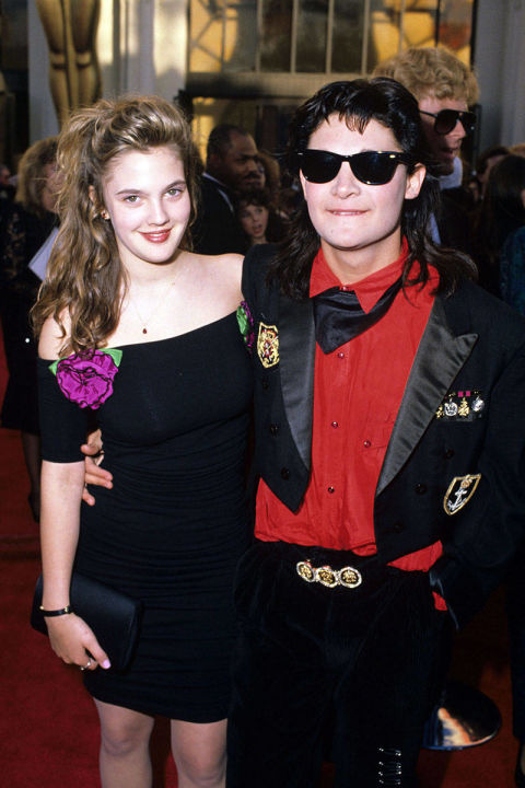 Drew, sua namoradeira de tapete vermelho, em 1989, levou o ator Corey Feldman. Te amamos por isto!