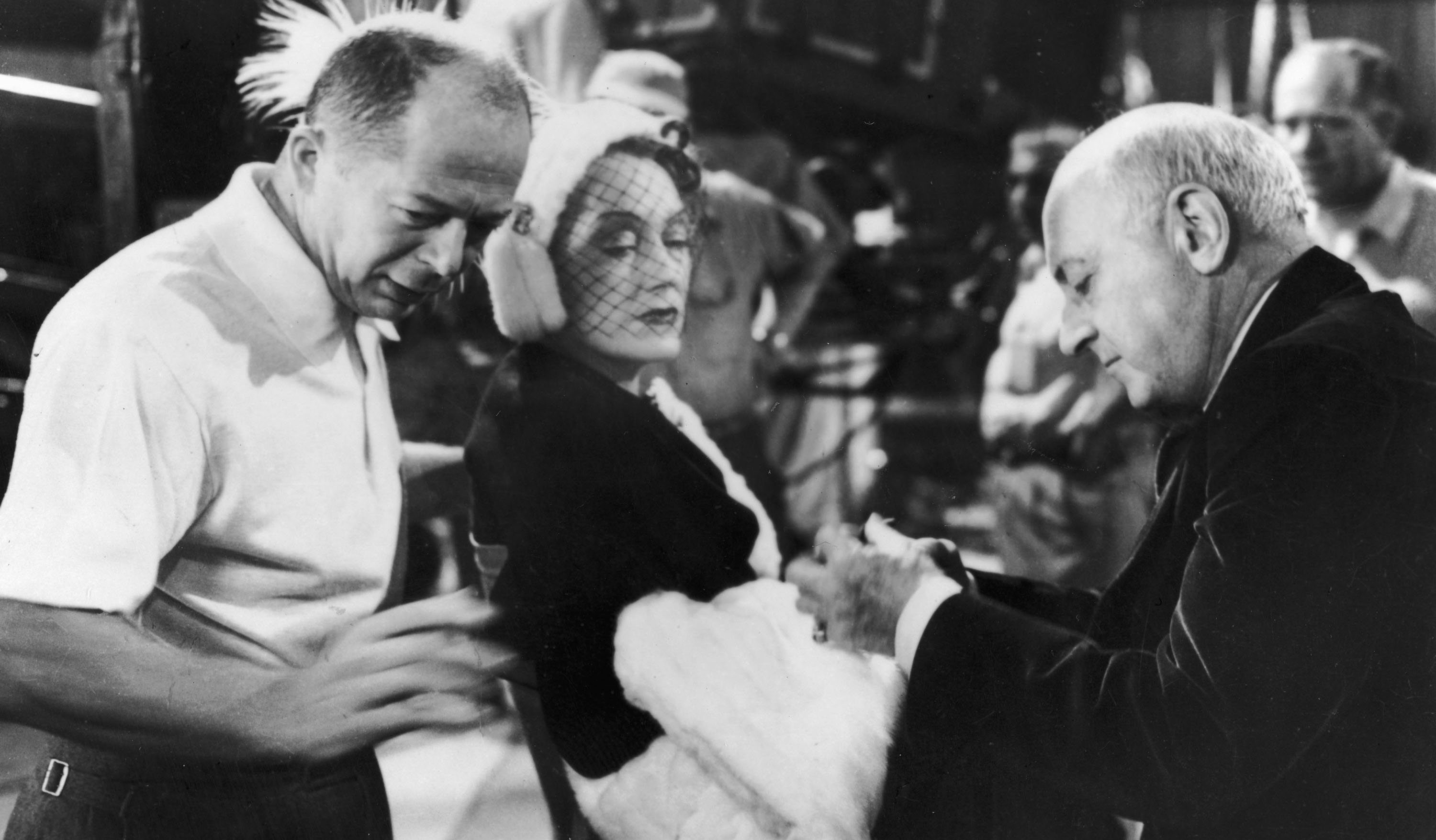 Neste drama noir, o roteirista fracassado Joe Gillis (William Holden)vai parar acidentalmente na mansão da atriz decadente da era do cinema mudo, Norma Desmond (Gloria Swanson), depois de fugir de credores pra quem deve o valor de um carro.
Norma planeja um retorno triunfante às telas de cinema. Para isso, ela pede que Joe, que se torna seu amante, revise o roteiro de Salomé, que ela acredita ser o passaporte que vai levá-la de volta à fama.