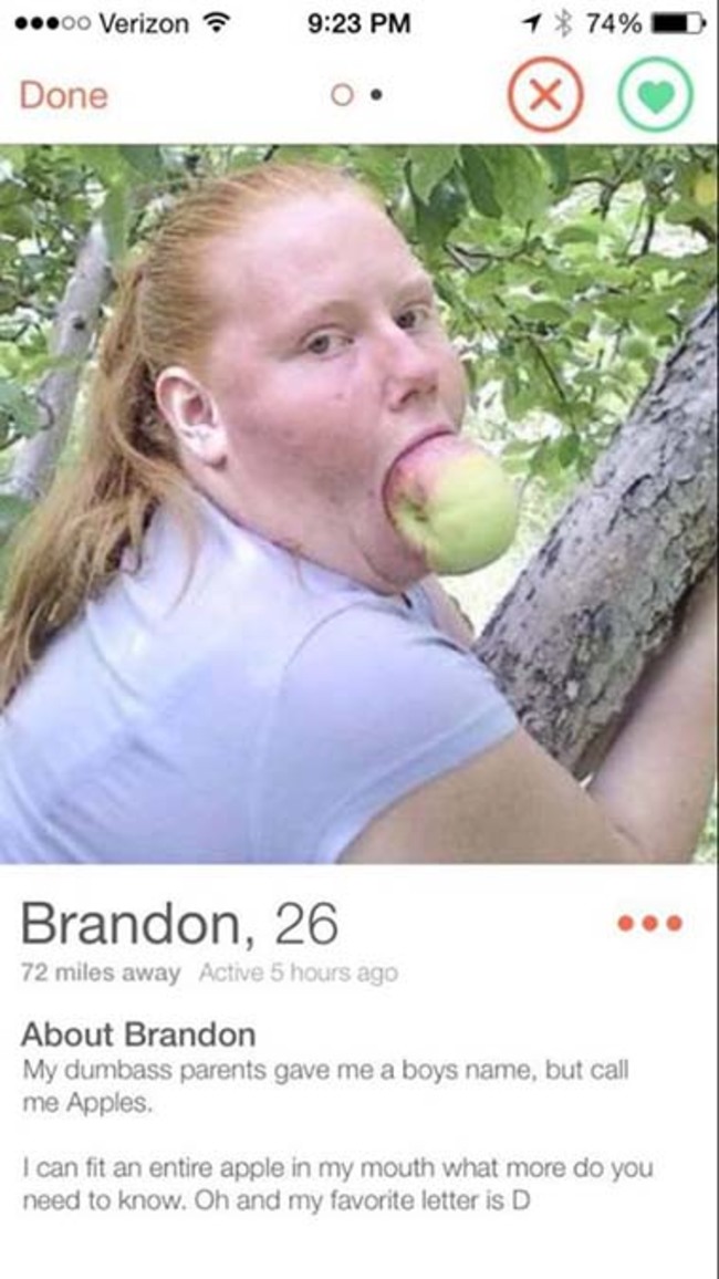 Meus pais idiotas me deram um nome de garoto, mas me chame de Apples. Eu consigo enfiar uma maçã inteira na boca, o que mais você precisa saber? Ah, e minha letra preferida é D