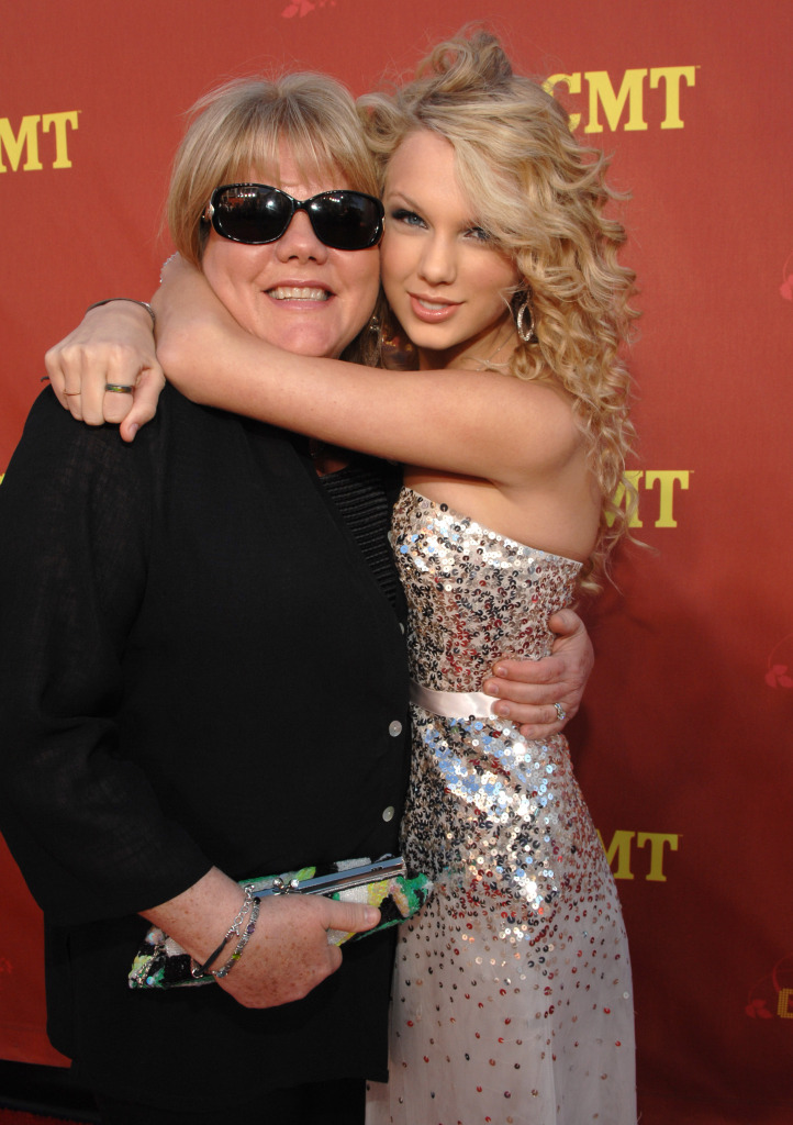  Andrea Swift e sua mãe, Taylor Swift 
