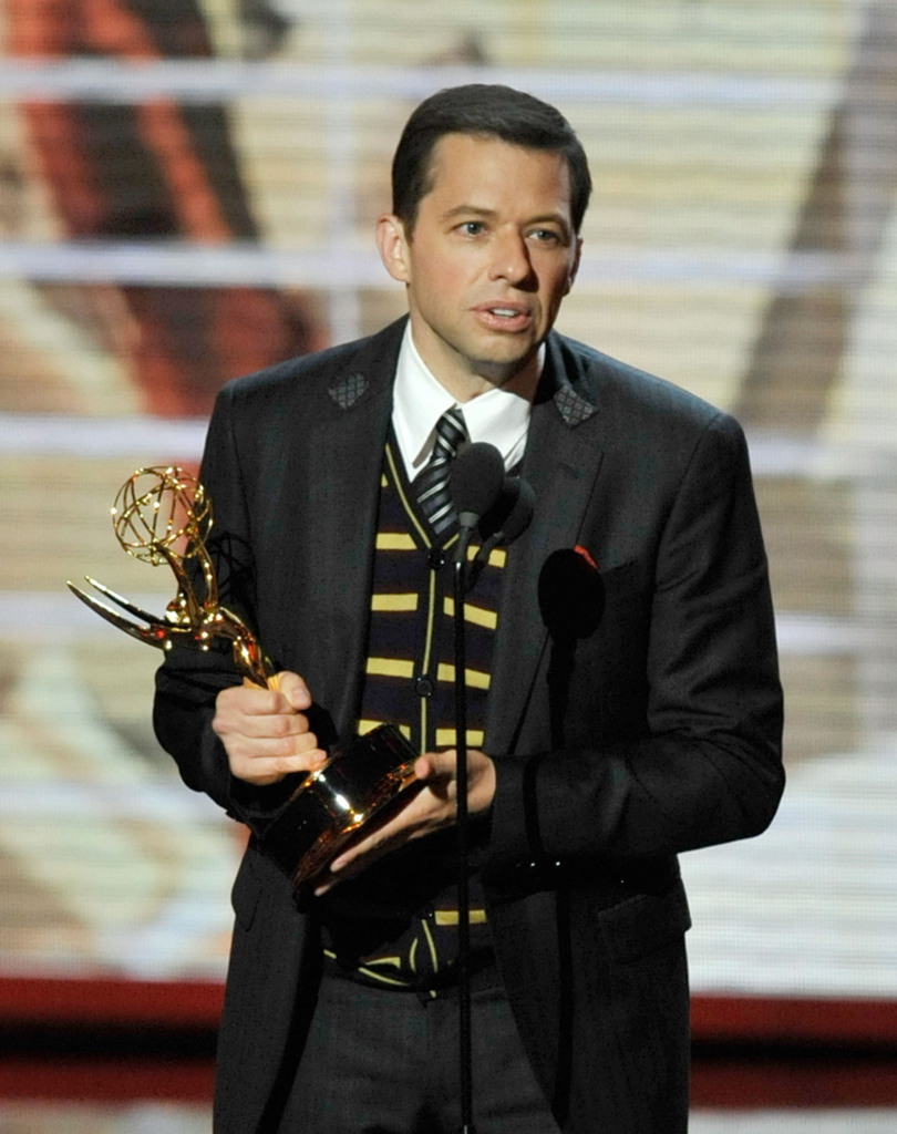 Em 2009, Jon Cryer ganhou o Emmy de melhor coadjuvante pelo papel de Alan Harper.