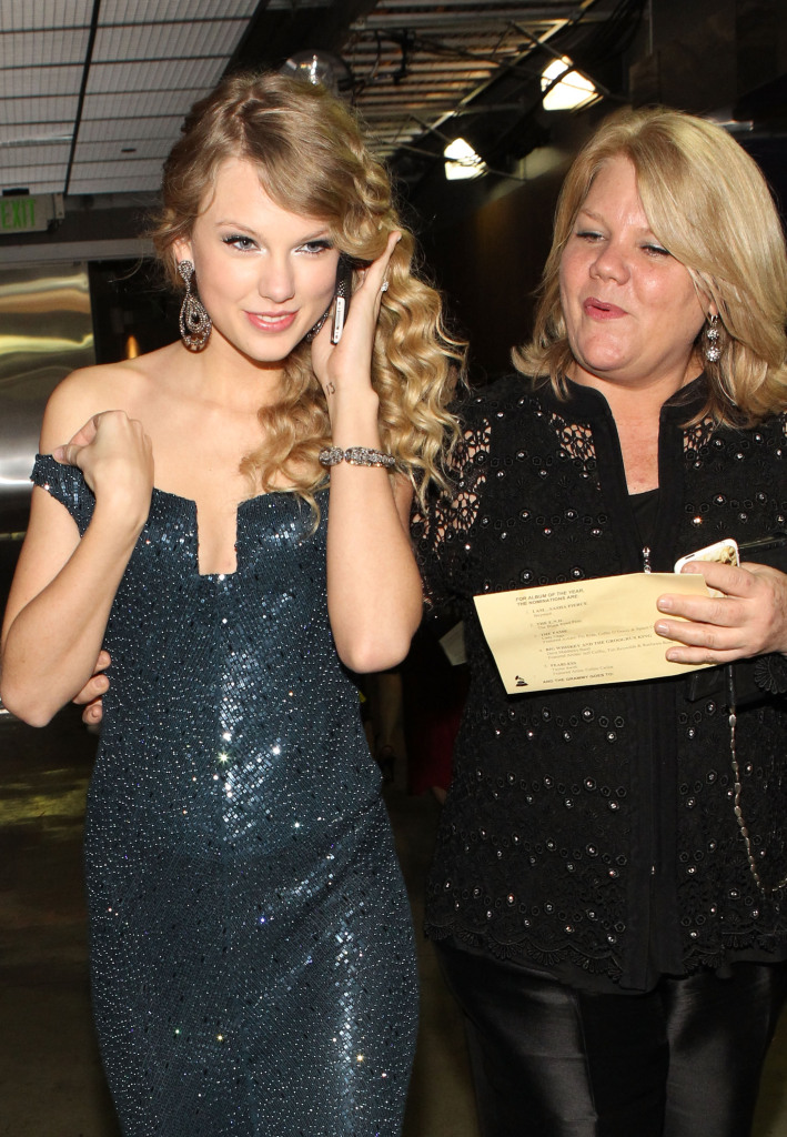  Andrea Swift e sua mãe, Taylor Swift 