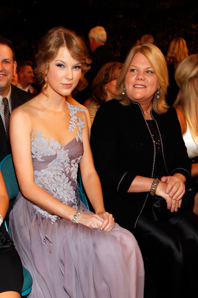  Andrea Swift e sua mãe, Taylor Swift 