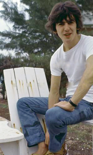Nas horas vagas, George usava jeans skinny e camiseta branca