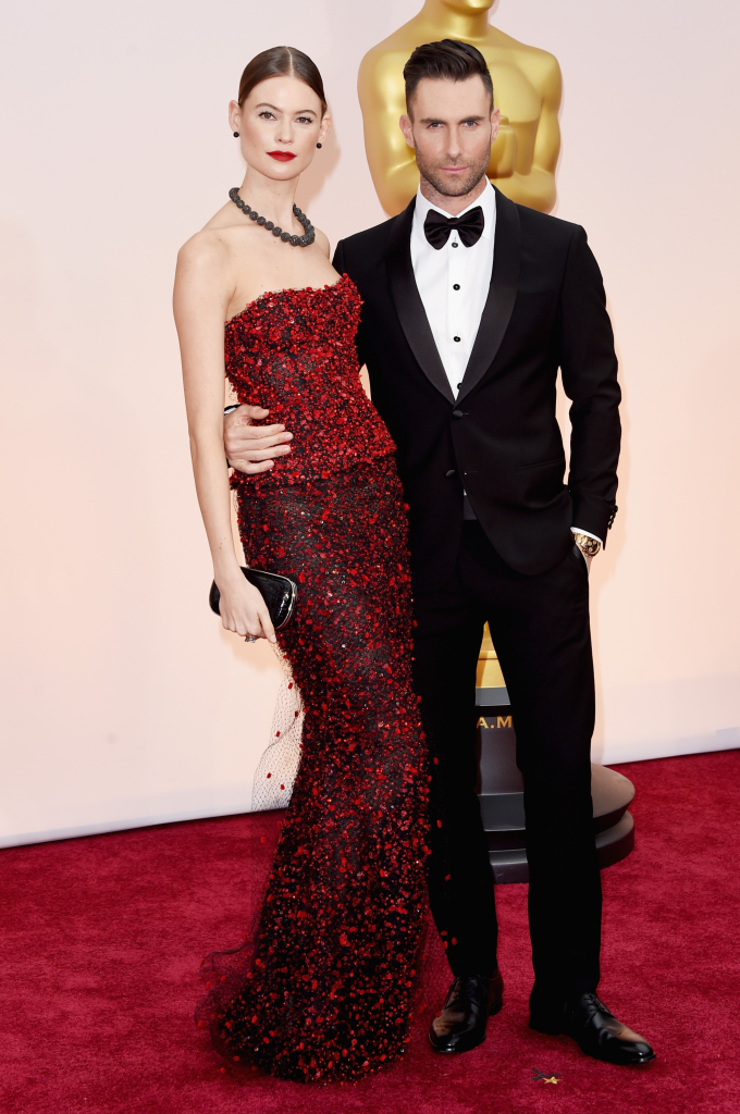 Ela é linda, é uma Angel, e não conseguiu nem que esse penteado acabasse com o seu brilho. Mas ninguém nega o o melhor acessório que Behati Prinsloo levou no Oscar foi o maridão, Adam Levine.