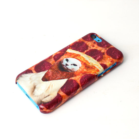 Quem ama pizza e ama mais ainda gatos vai PIRAR nessa capinha pra celular da Memeskins - R$ 57,80  <a href=