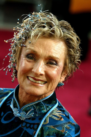 No Oscar de 2003, Cloris Leachman parece que chegou com um galhinho de mato nos cabelos