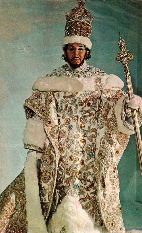 Houve, a muito tempo atrás, um homem chamado Clóvis Bornay, que arrasava nas fantasias do baile de gala do Teatro Municipal do Rio e nos concursos de fantasias do Rio Palace. O cara era tipo o Liberace brasileiro e talvez a gente nunca mais veja tanto luxo carnavalesco depois que ele faleceu, em 2005.