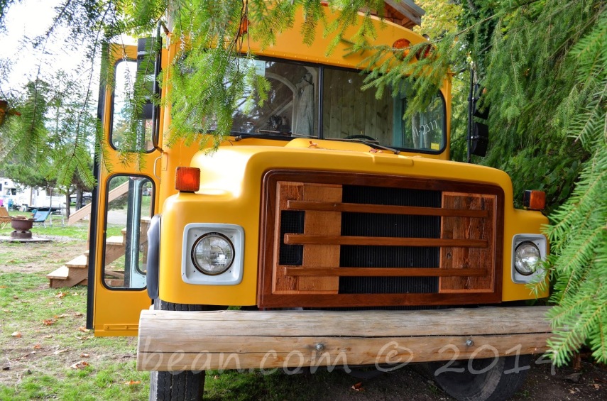 O casal Jeremy e Mira Thompson reformou um ônibus escolar para transformá-lo em um belo e aconchegante lar