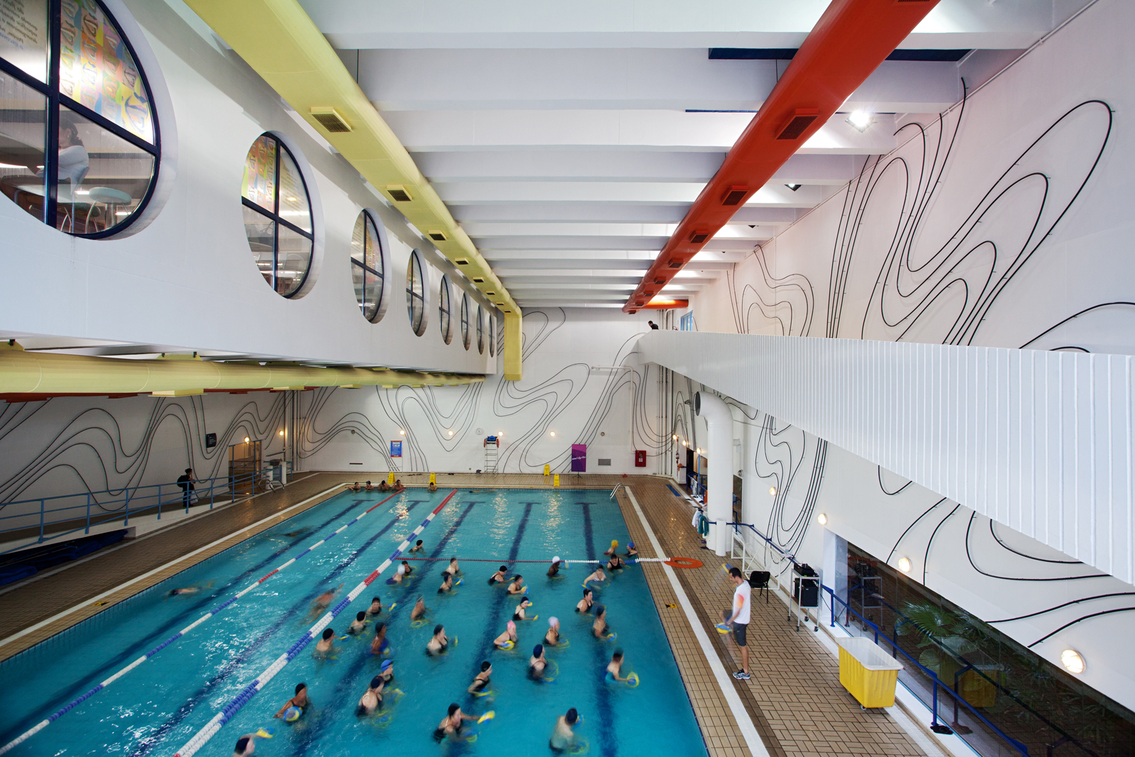 A piscina do SESC possui um mural assinado pela artista.
