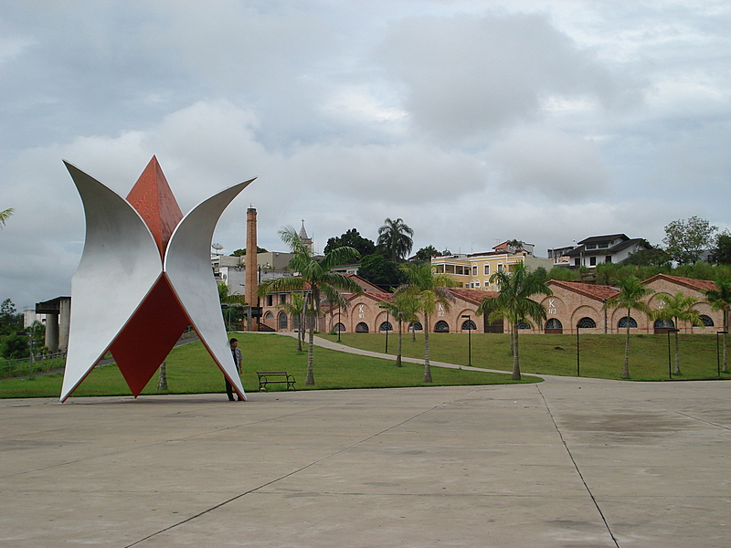 Em Registro, a imigração japonesa também foi homenageada por esta árvore, Guaracuí, em forma de escultura.