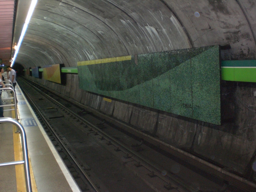 Não só na rua, mas também nesta estação de metrô.