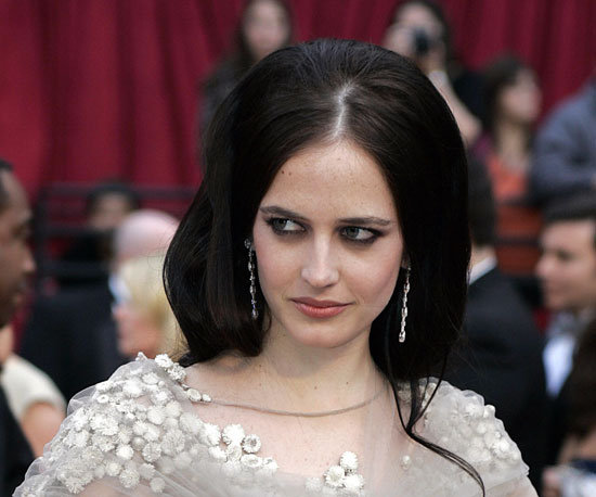 Eva Green foi no Oscar de 2007 com a mesma pegada dark que a Jolie. Falta uma make pra dar um ar de saúde, não acham? 