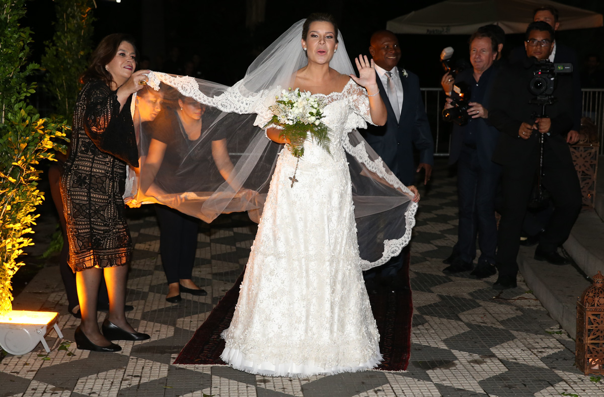 "Lelelelelelelê tirando a roupa toda"