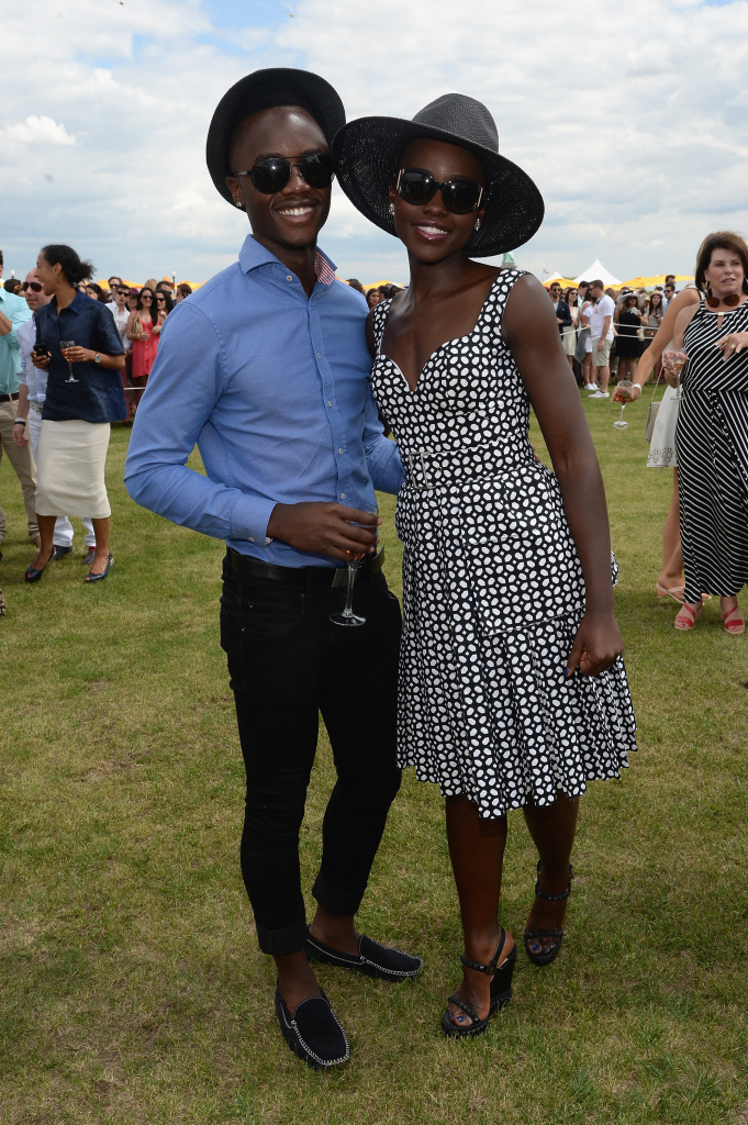 Peter é tão lindo e estiloso quanto sua irmã, a MARAVILHOSA Lupita Nyong'o 